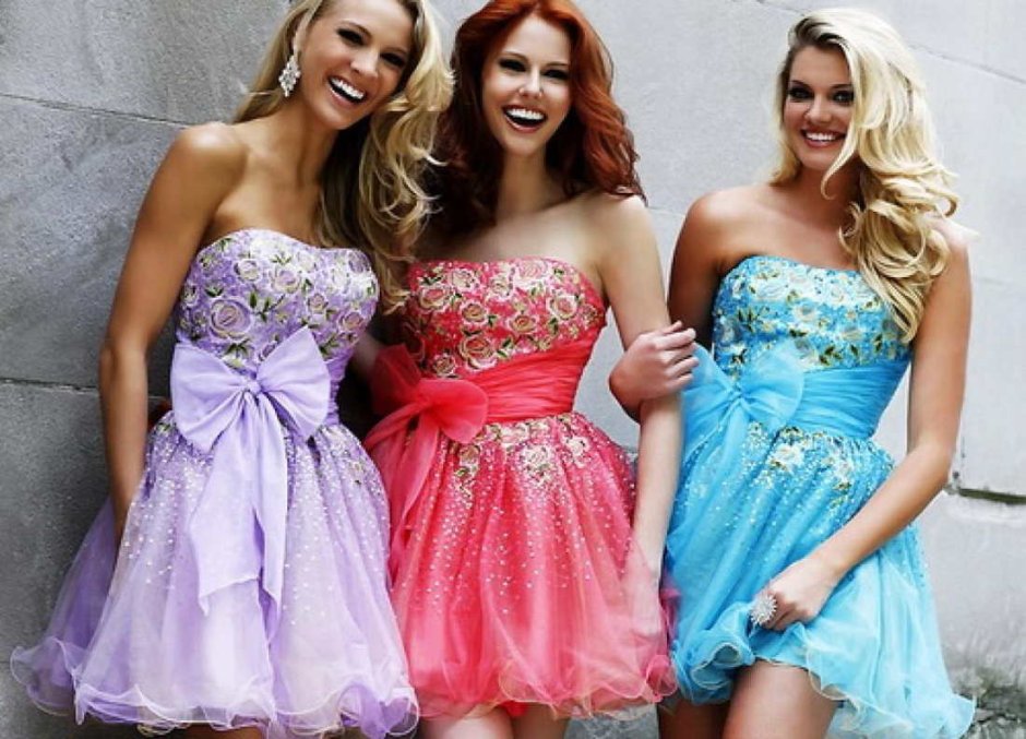 Три девушки в красивых платьях
