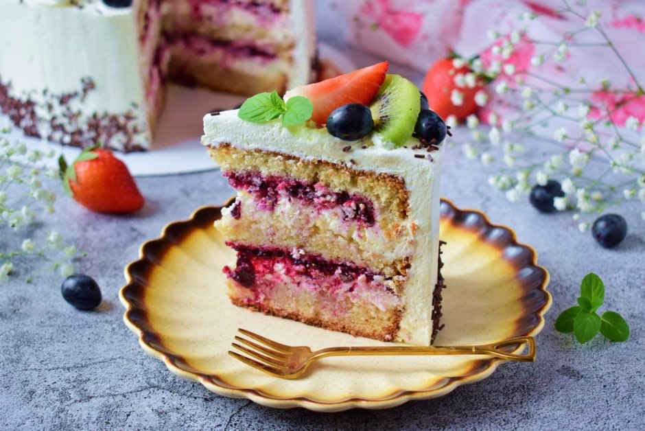 Бисквитный торт с фруктами