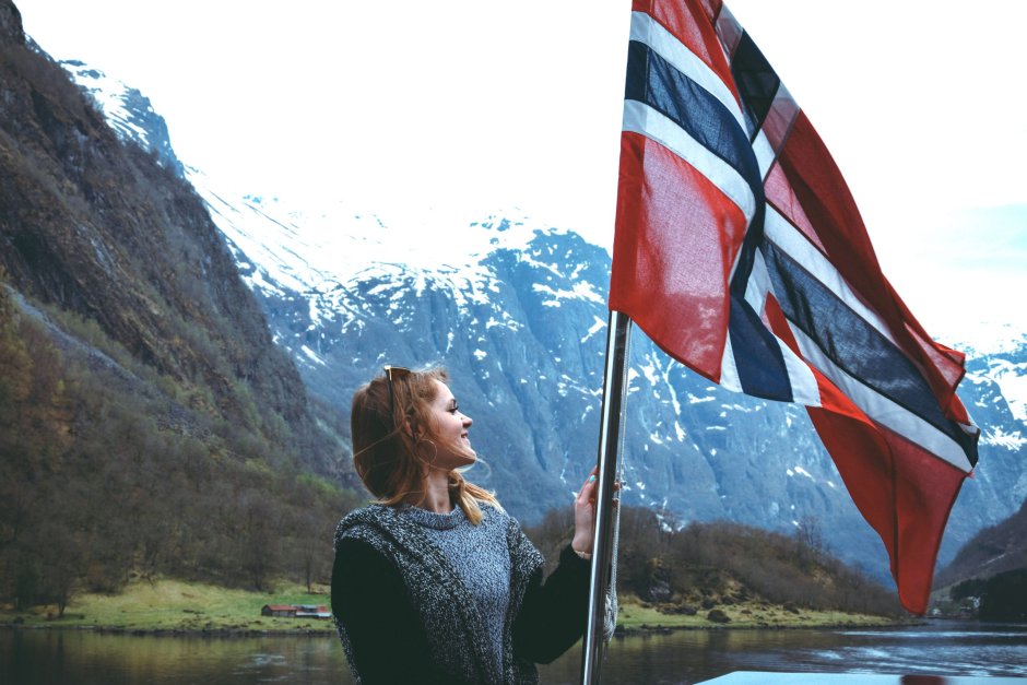 Норвежцы с флагом