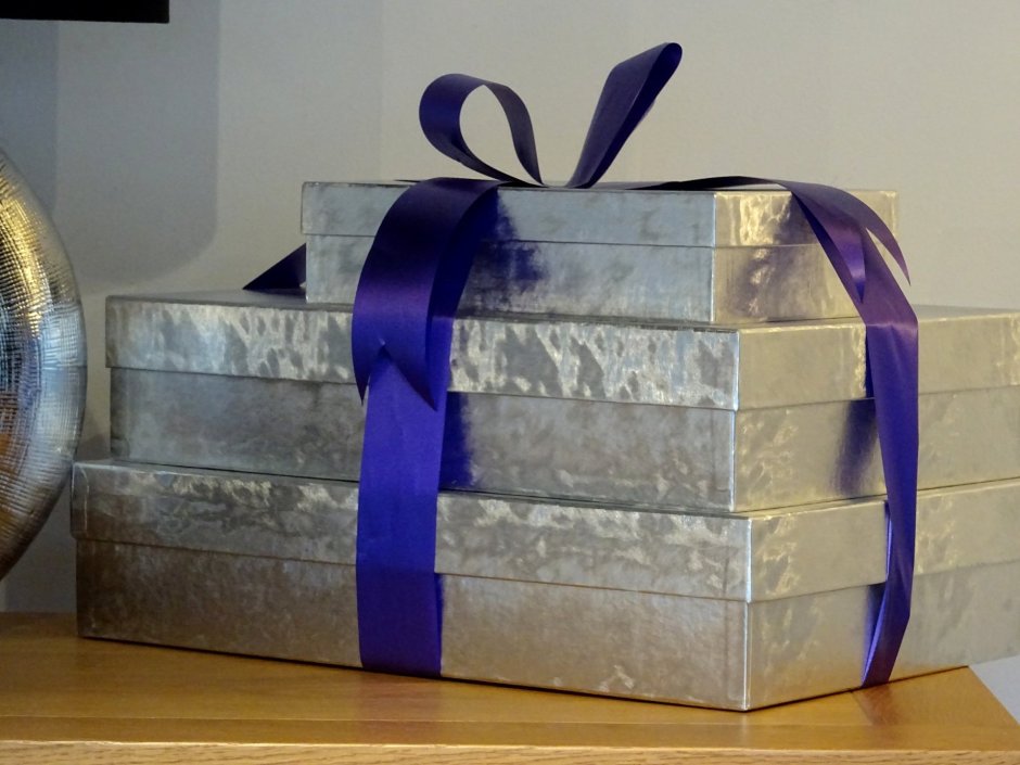 Упаковка новогодних подарков в ткань