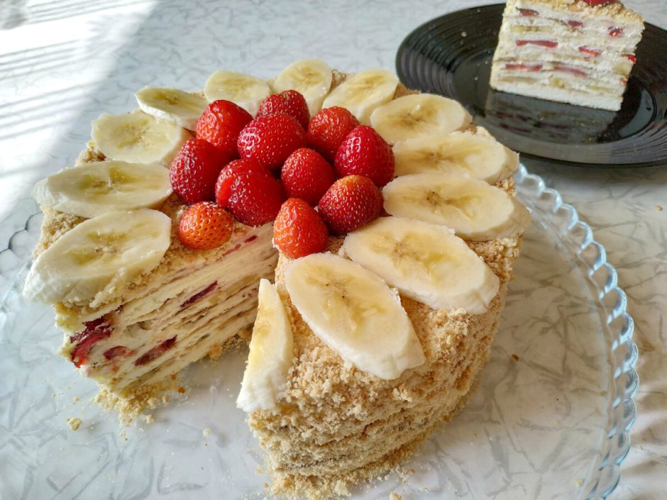 Украшение торта клубникой и бананом