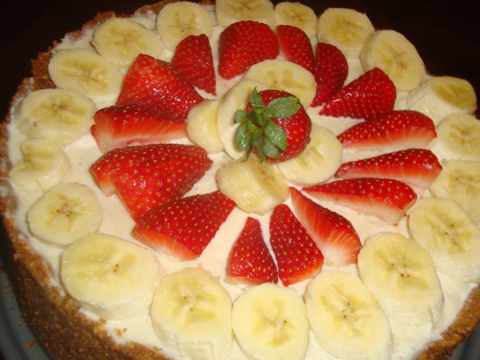 Бананово клубничный торт