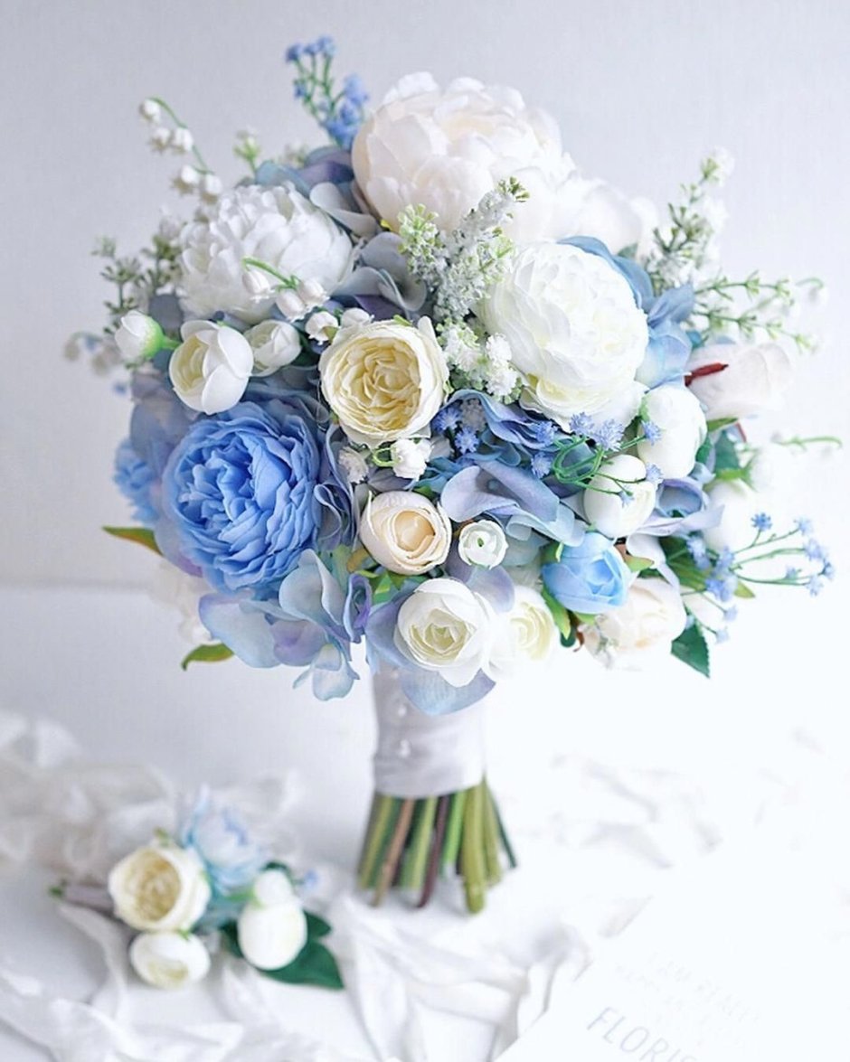Букет невесты из пионовидных роз с голубым