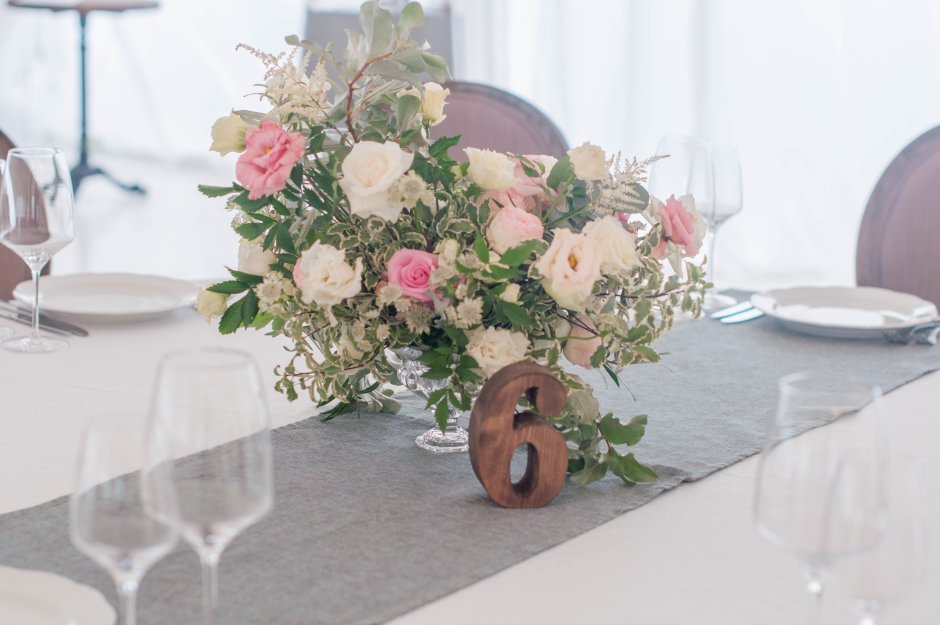 Бело розовая свадьба флористика
