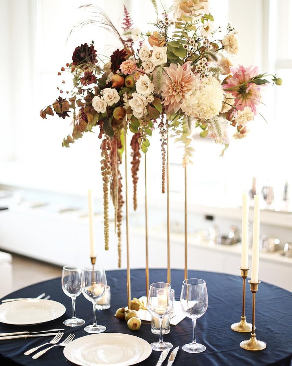 Свадебные композиции с декоративными белыми цветками