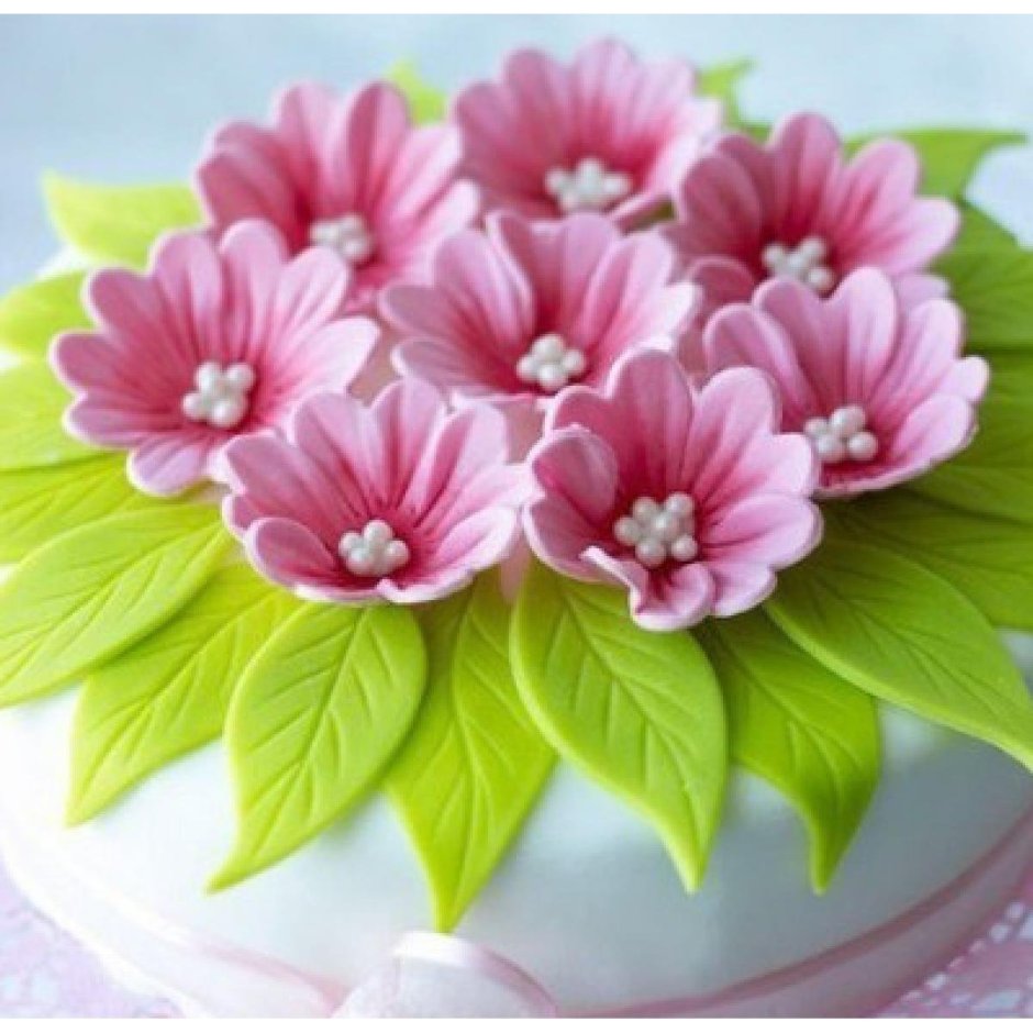 Торт Праздничный № 542, декор цветы из сахарной мастики. 4 яруса