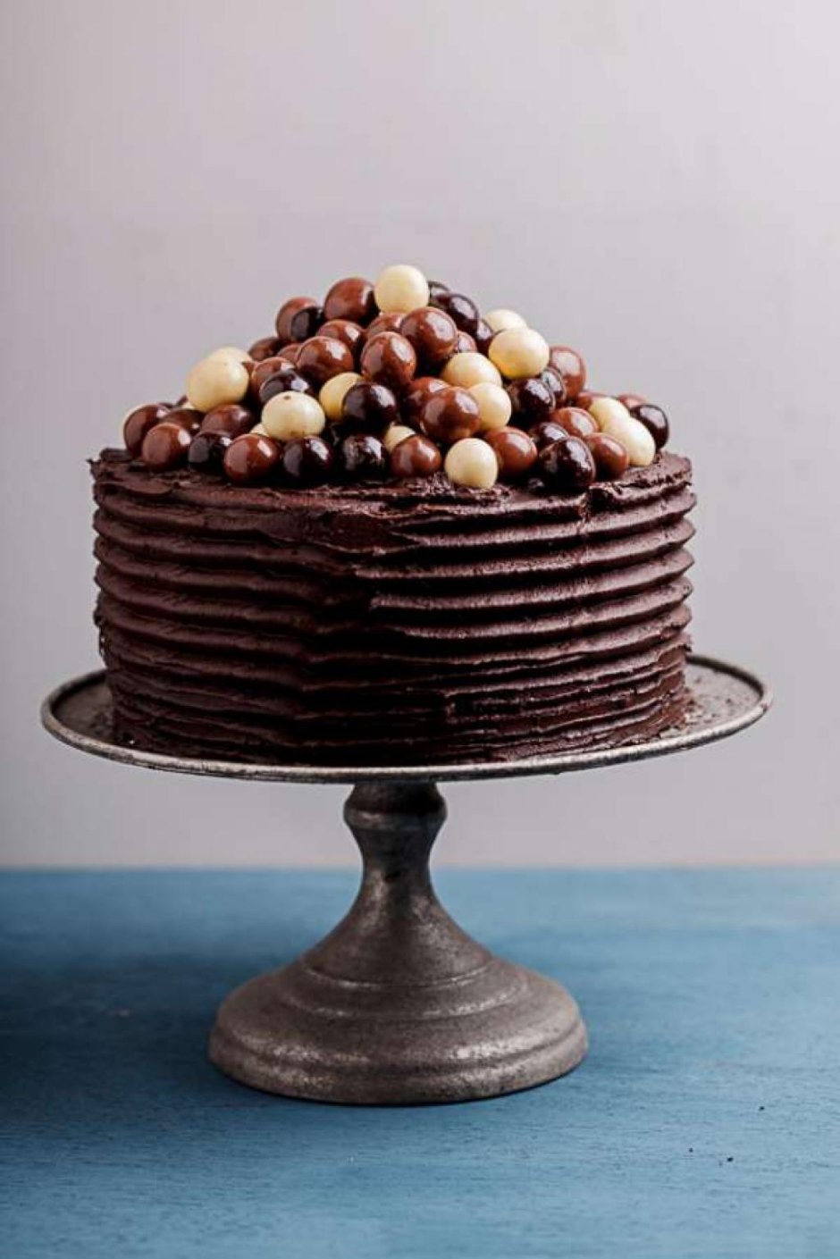 Украшение торта шоколадными шариками