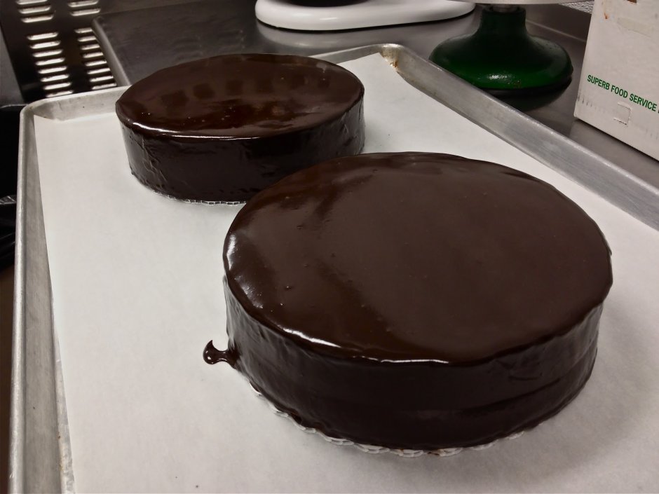 Торт покрытый шоколадной глазурью