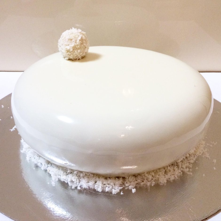 Муссовый торт в белой глазури