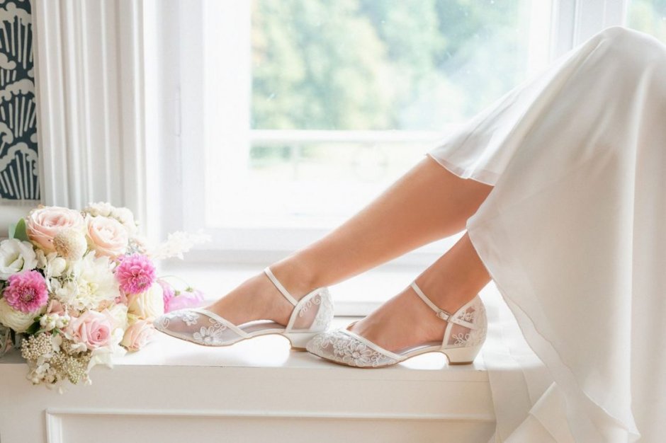 Ножки невесты в туфлях