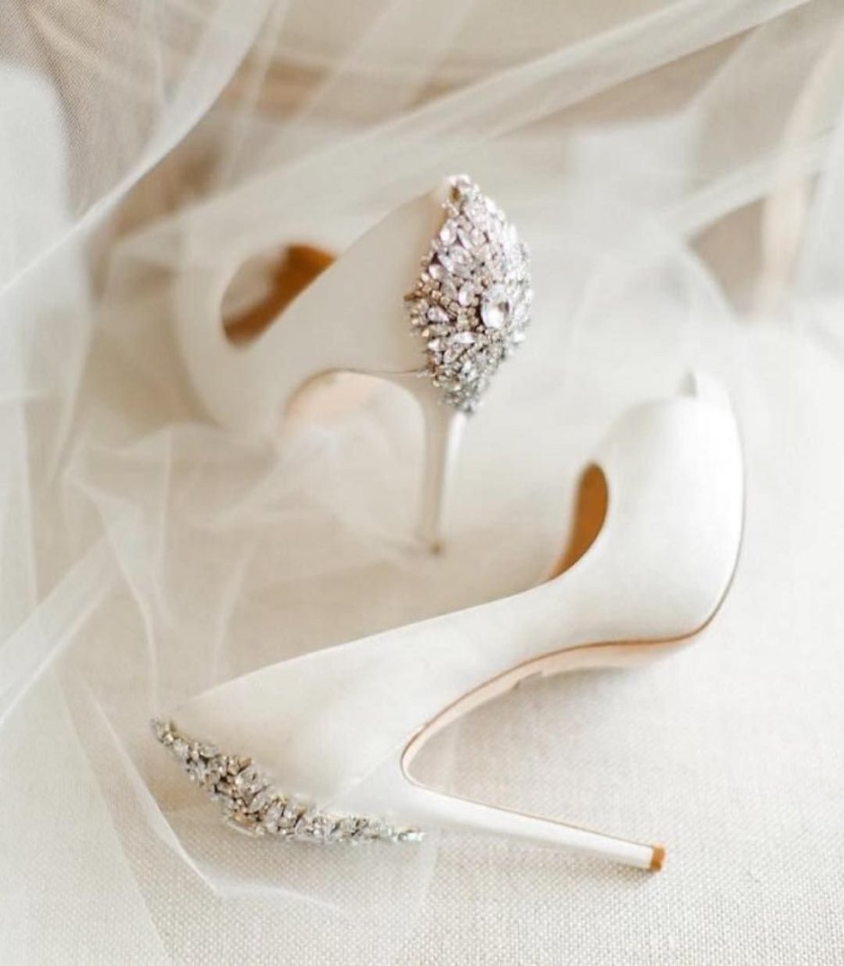 Невеста кружевное платье туфли