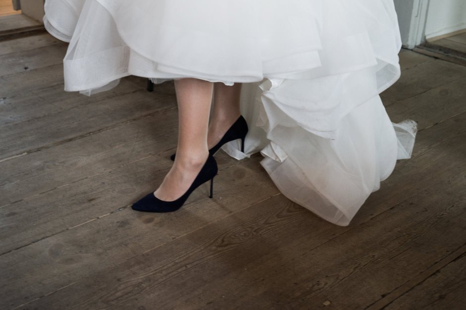 Свадебное платье видно туфли