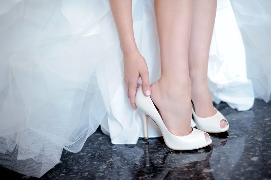 Невеста в белом платье и черных туфлях