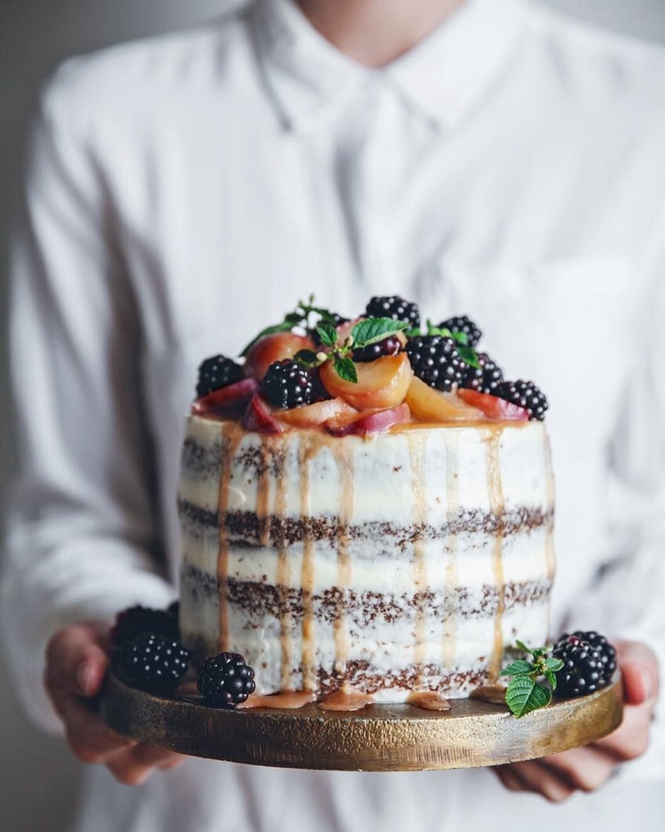 Декор торта с рожком и ягодами