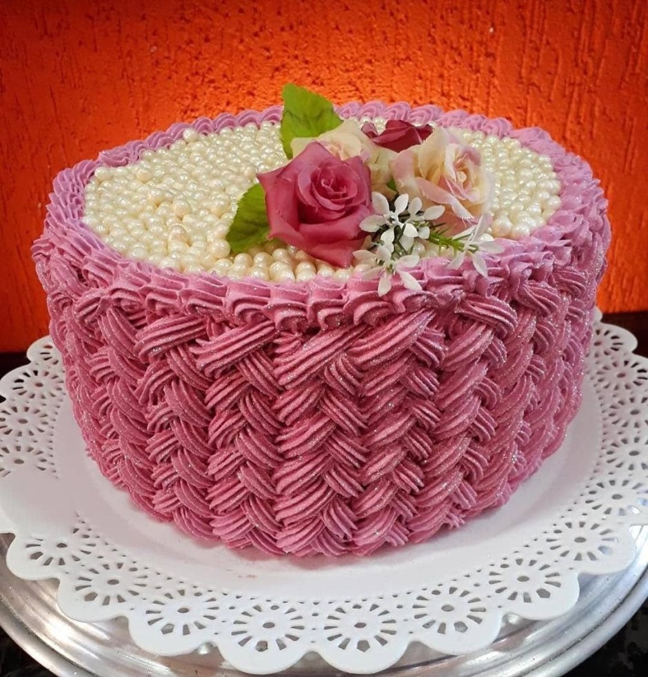 Торт с вафельным рожком и сладостями