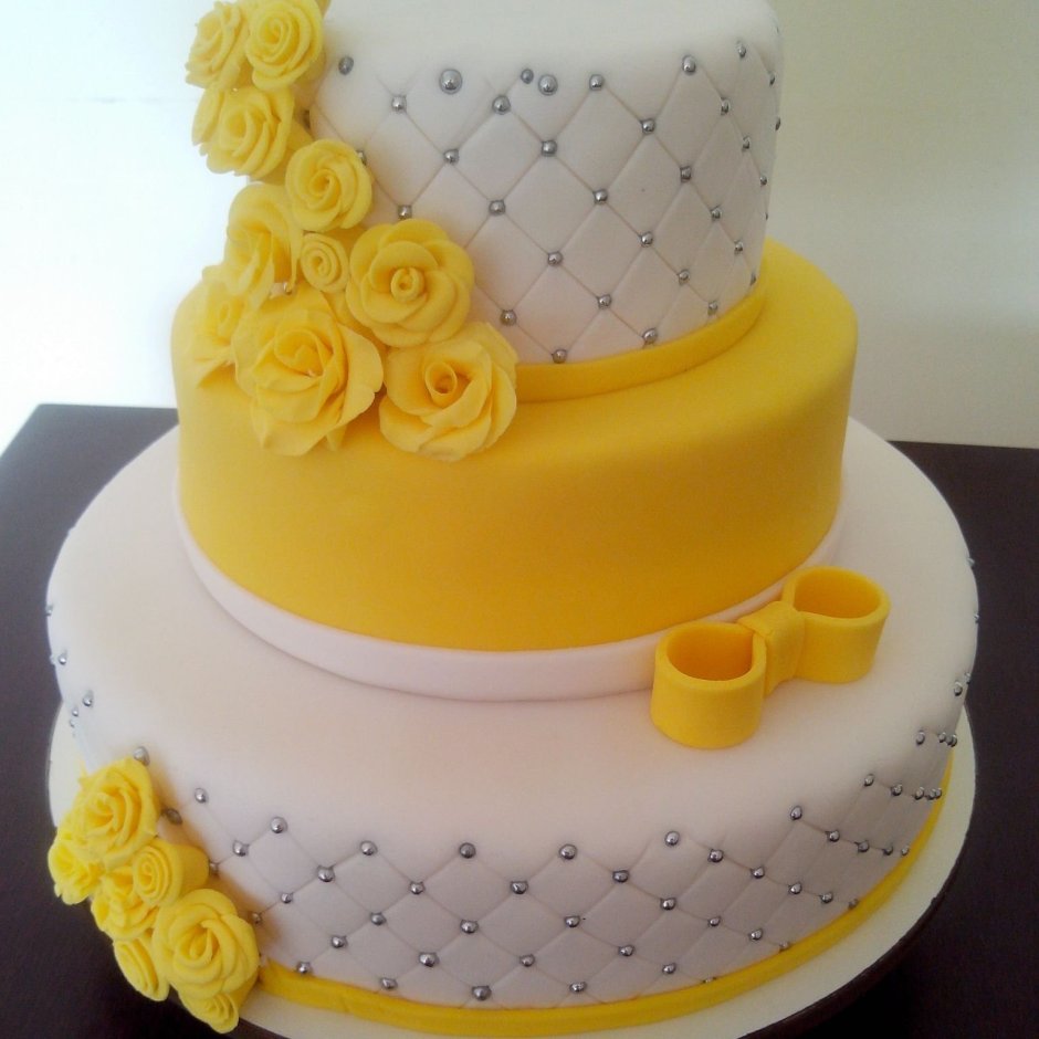 Декор желтого торта