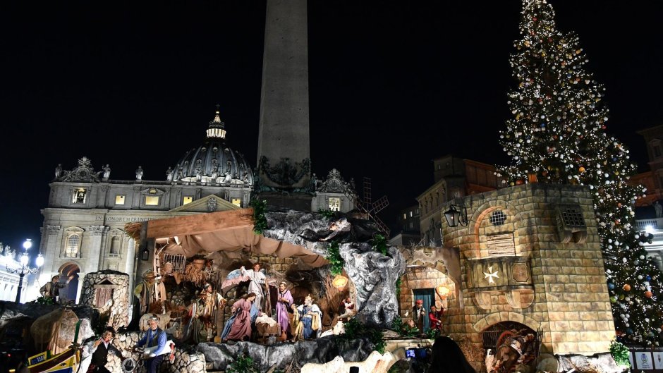 Рождественский вертеп в Ватикане на площади Святого Петра