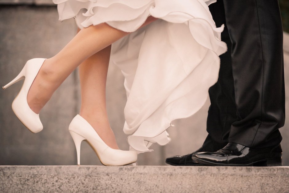 Невеста в бежевых туфлях