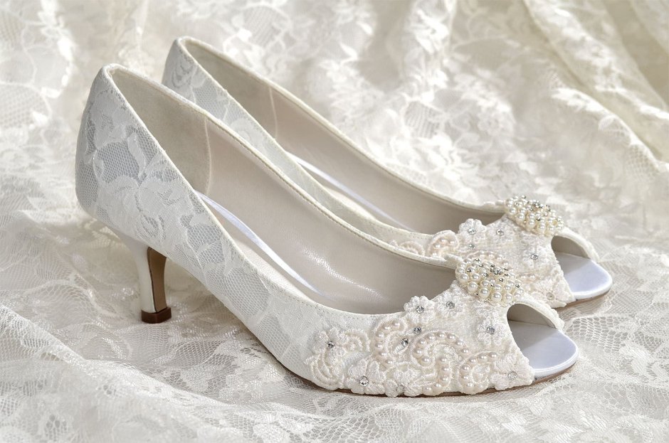 Невеста с туфлями в руках