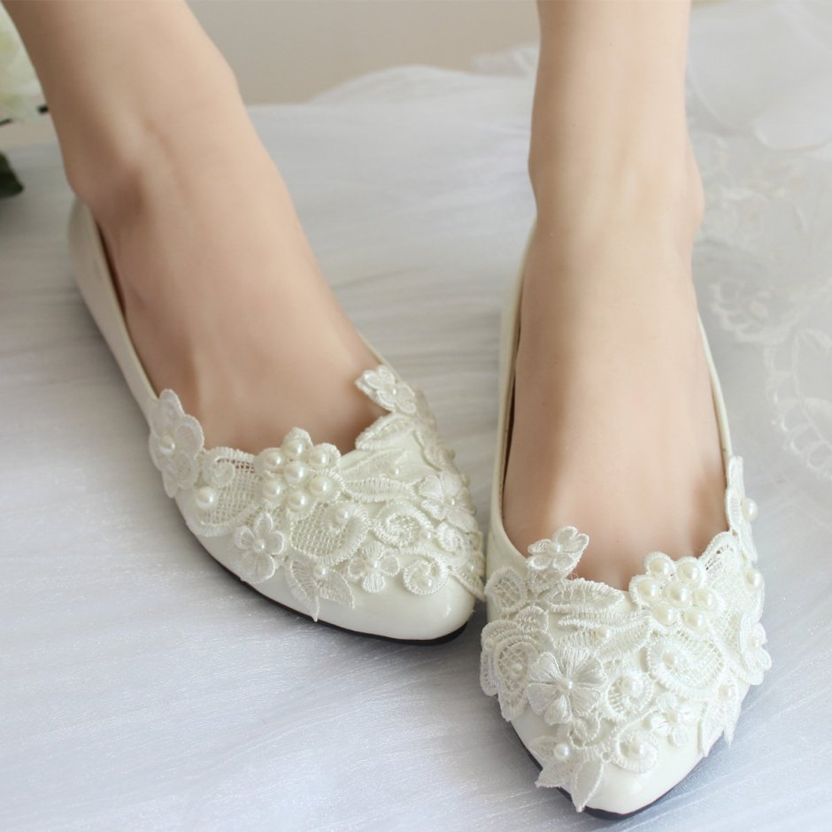 Свадебные туфли на ноге