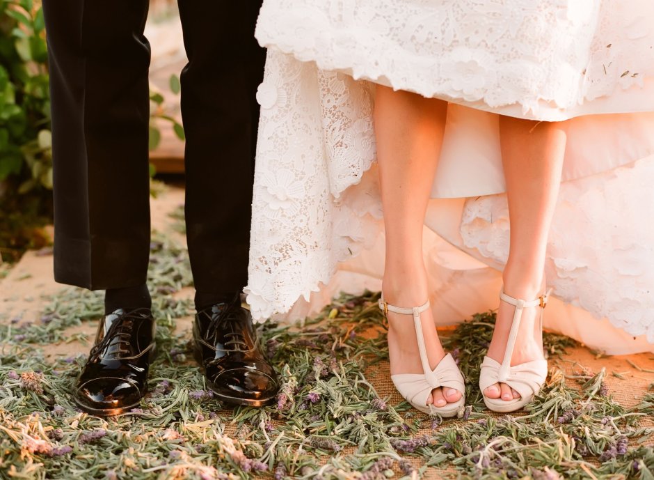 Жених надевает туфлю невесте