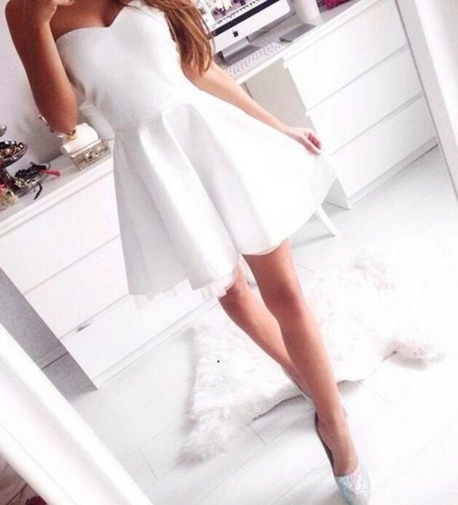 Белое короткое платье с пышными рукавами