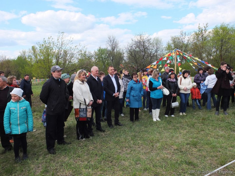 Детская площадка пион фон день