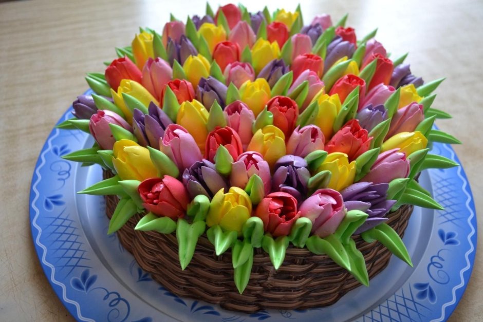 Торт с кремовыми тюльпанами