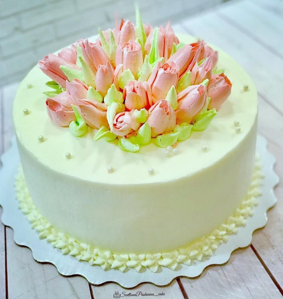 Украшение торта тюльпанами