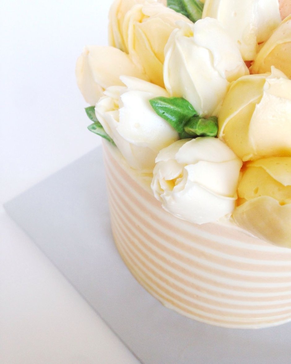 Квадратный торт с тюльпанами