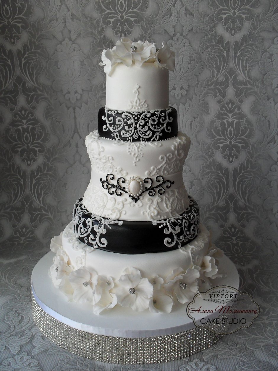 Белый свадебный торт с интересной фактурой