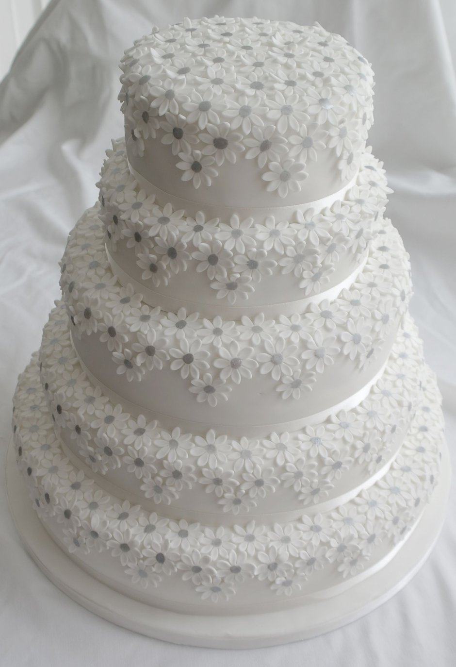 Свадебный торт двухъярусный с инициалами