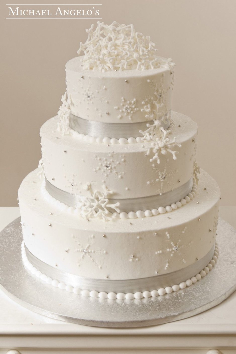 Королевский свадебный торт с монограммой