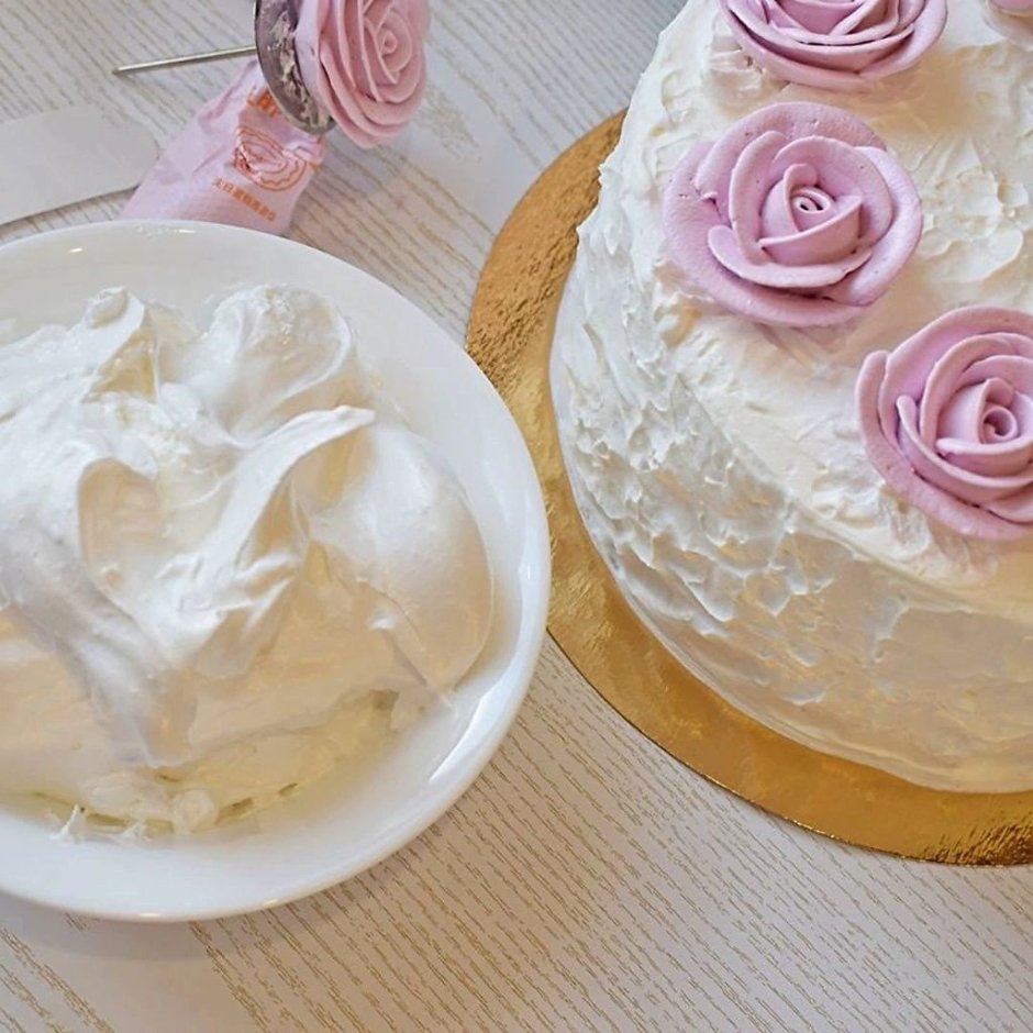 Украшение боков торта кремом