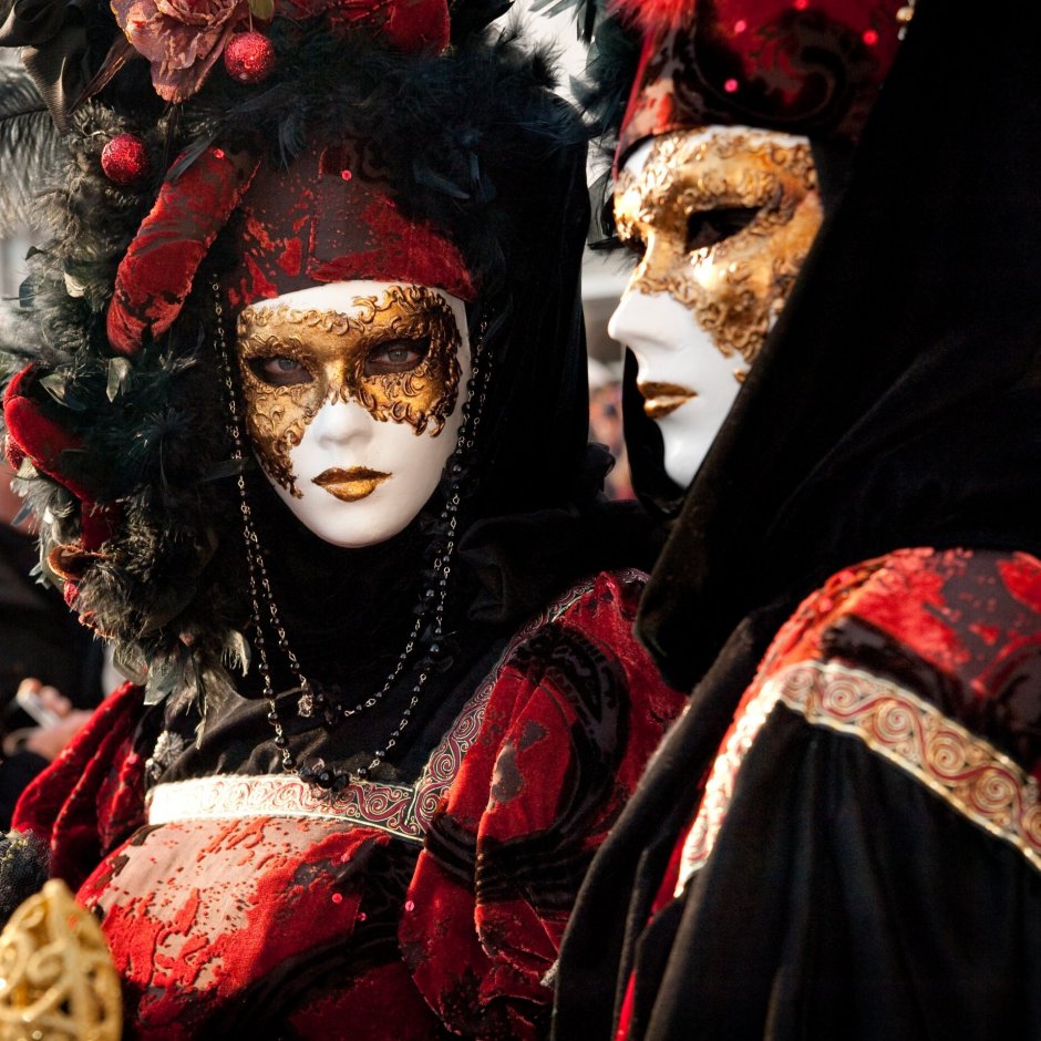Театральные маски на черном фоне