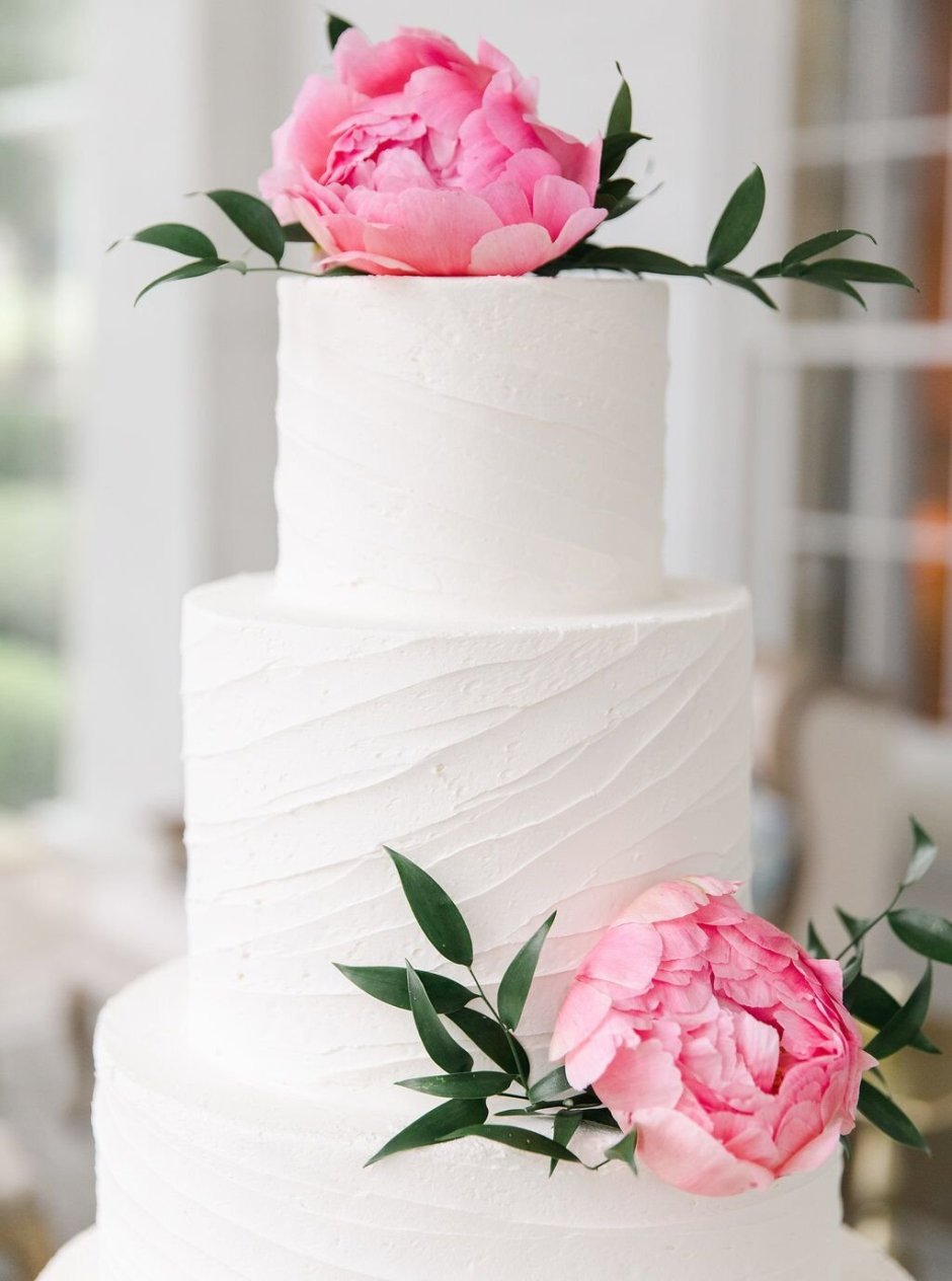 Свадебный торт с живыми пионами