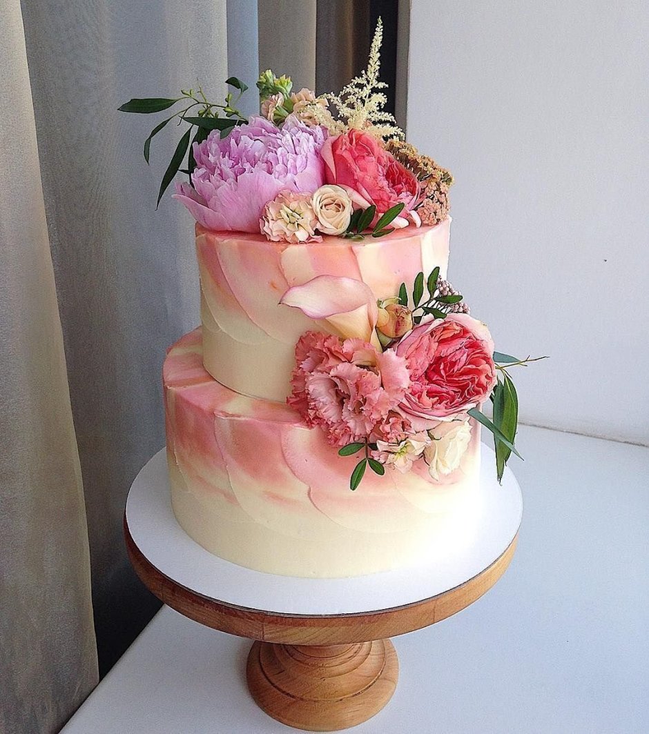Свадебный торт с живыми пионами
