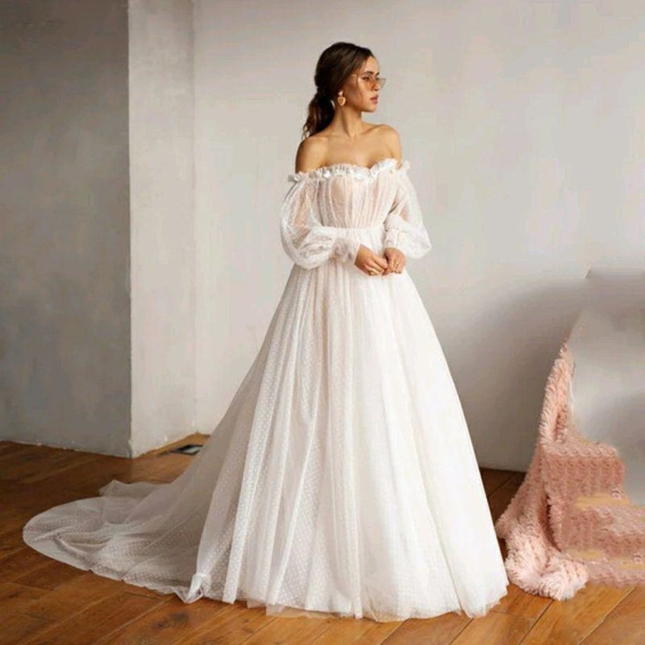 Свадебное платье с бисером на плечах