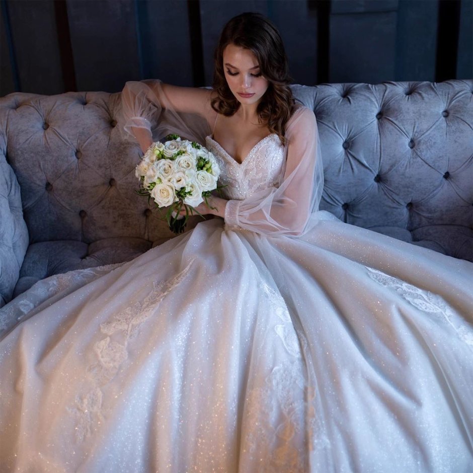 Невеста в свадебном салоне