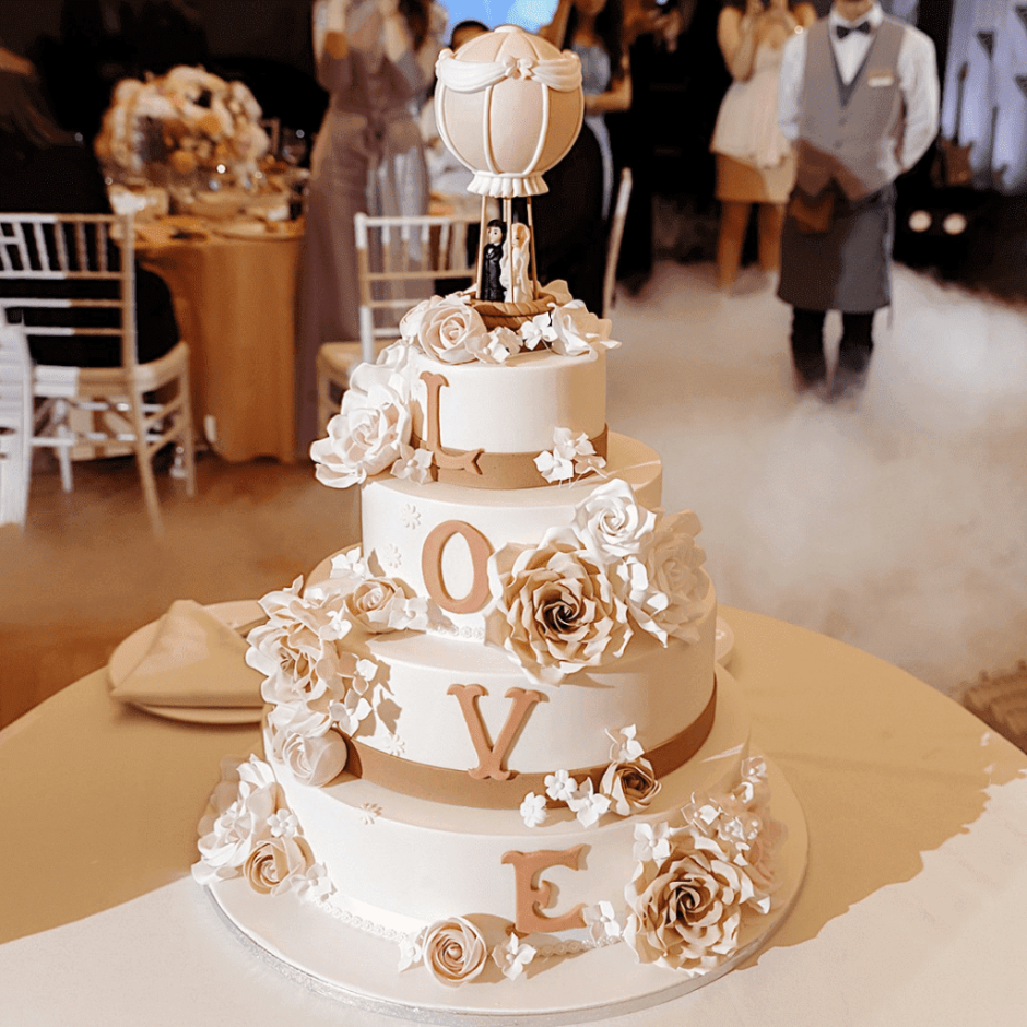 Красивый свадебный торт в три яруса