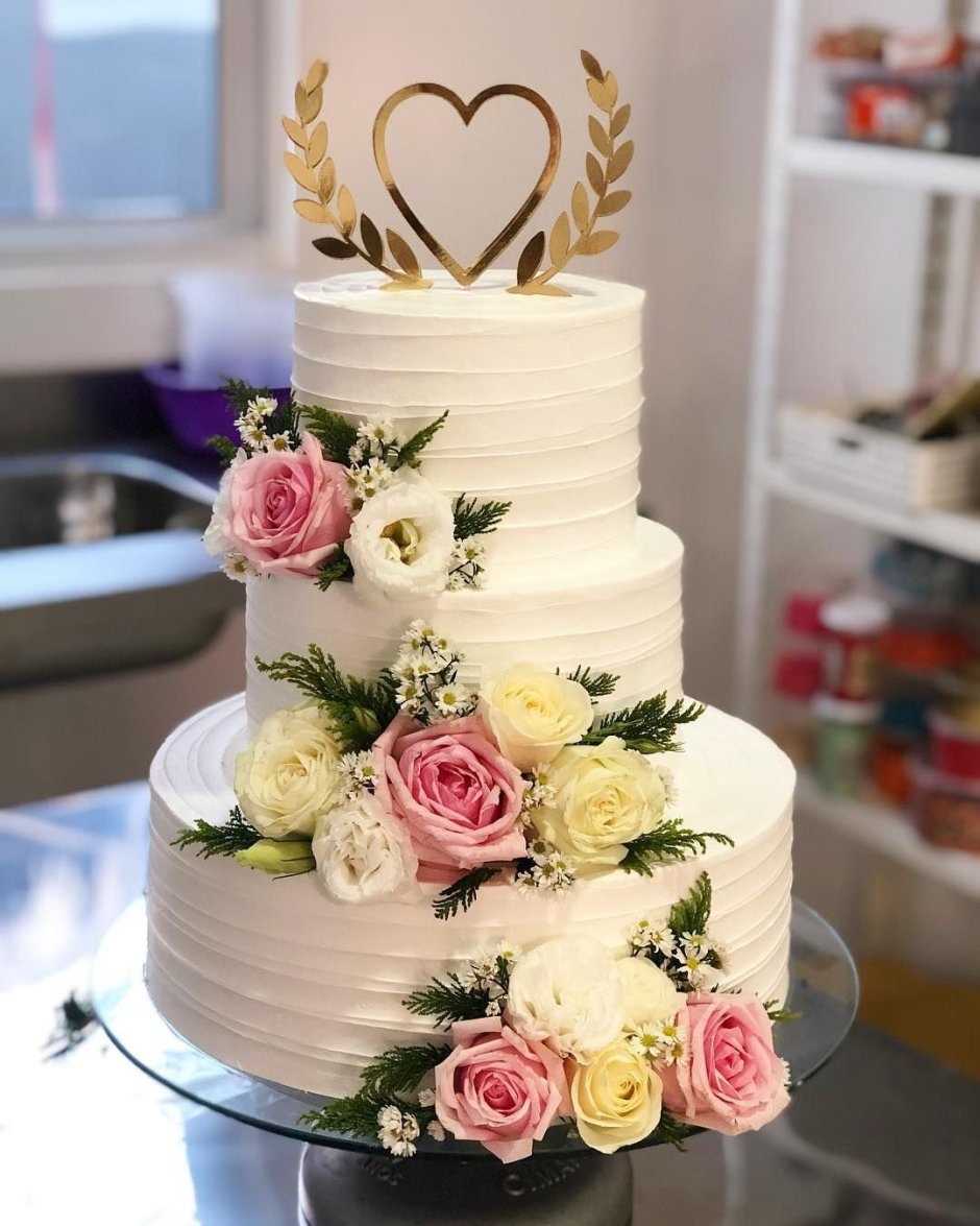 Свадебный торт с нежными цветами