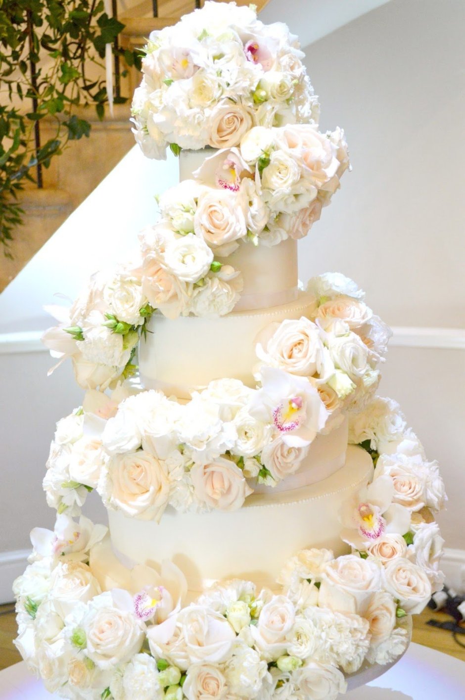 Торт свадебный пятиярусный с цветами