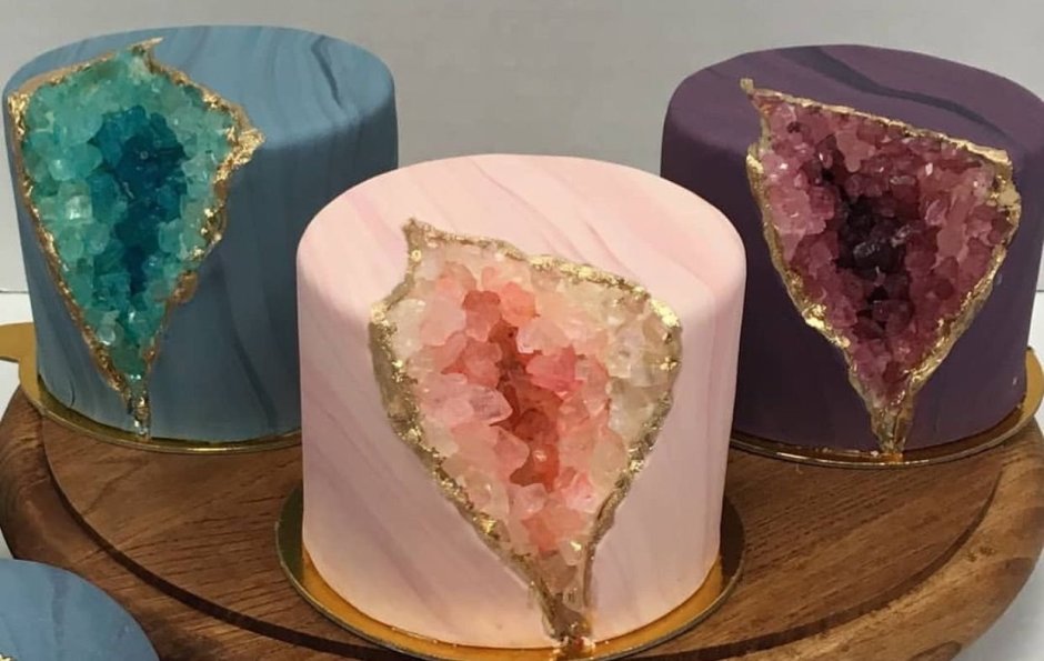 Декор торта с акварельными мазками