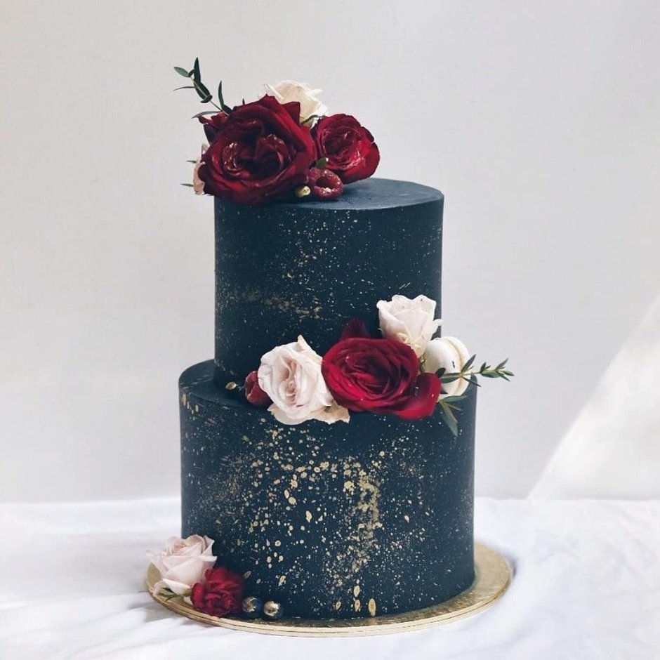 Черный торт с золотом и красным