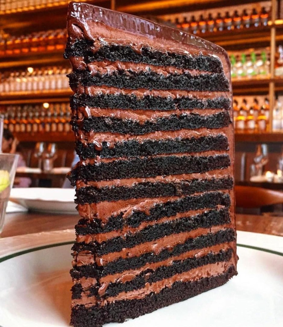 Торт шоколадный много коржей