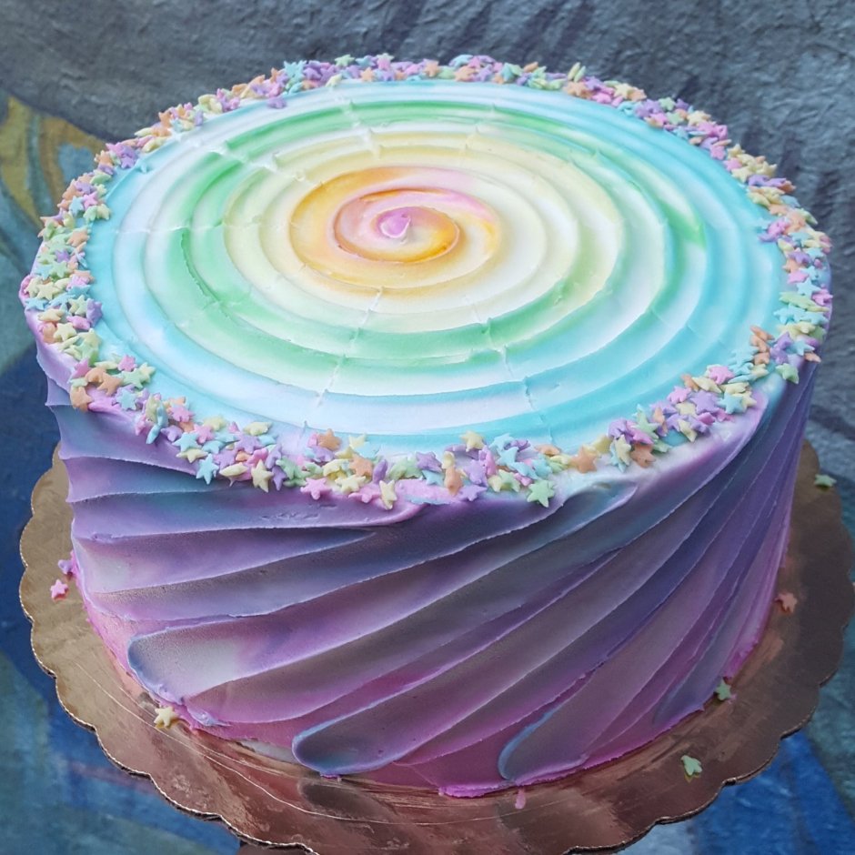Разноцветный торт в разрезе