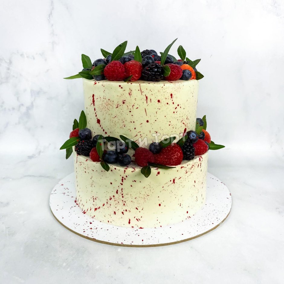 Двухъярусный торт на свадьбу с ягодами