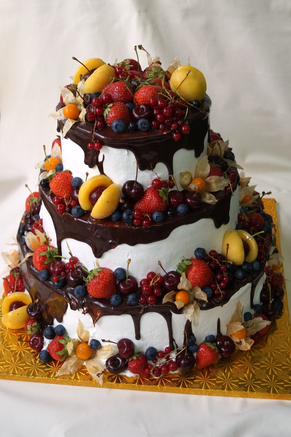 Свадебный торт украшенный фруктами и ягодами