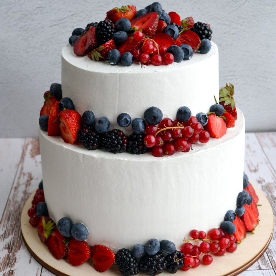 Двухярусный торт с ягодами