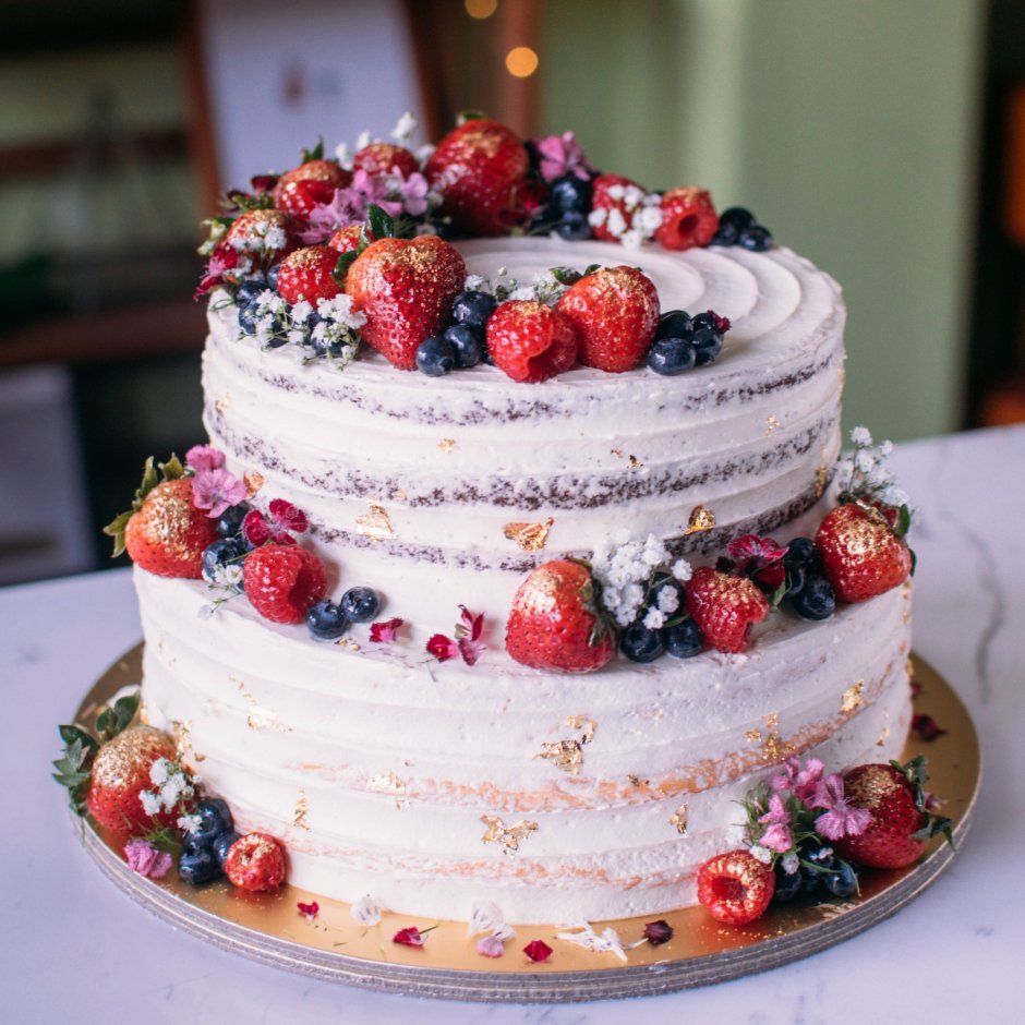 Двухъярусный торт на свадьбу с фруктами